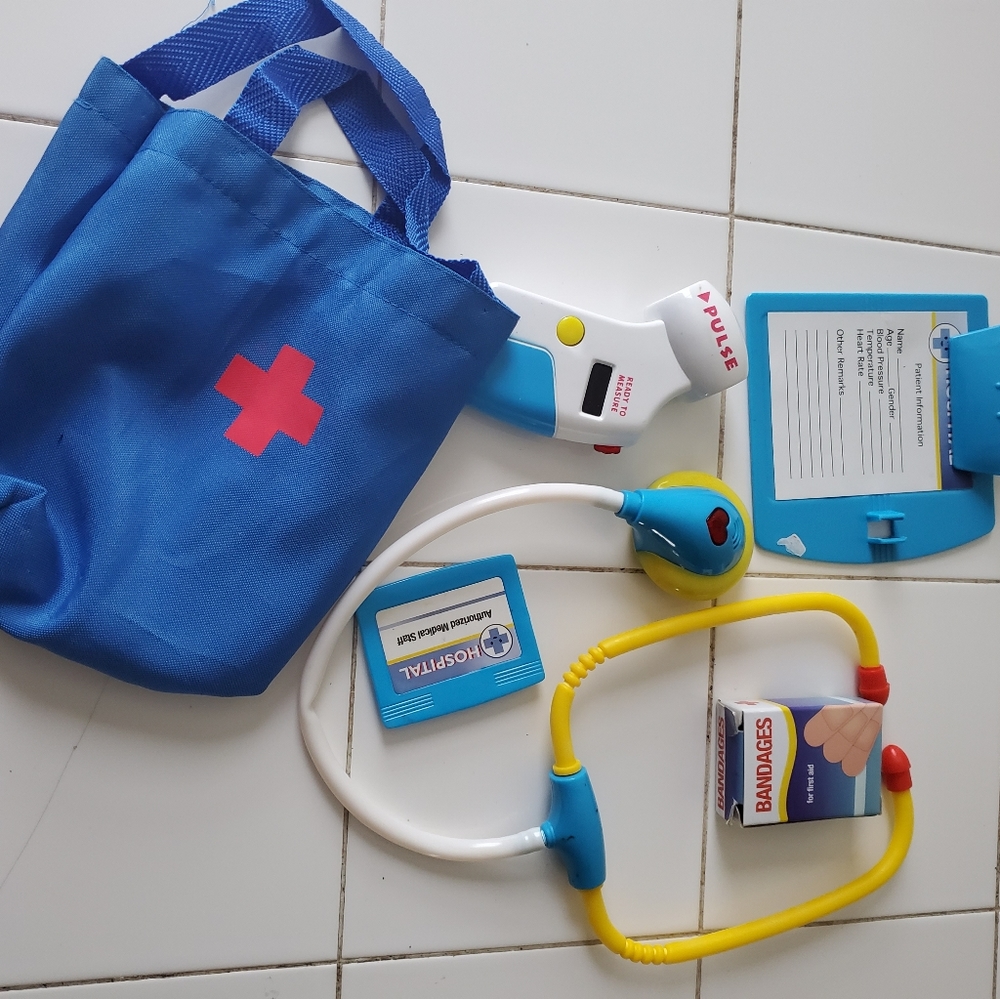 Pretend play emergency kit